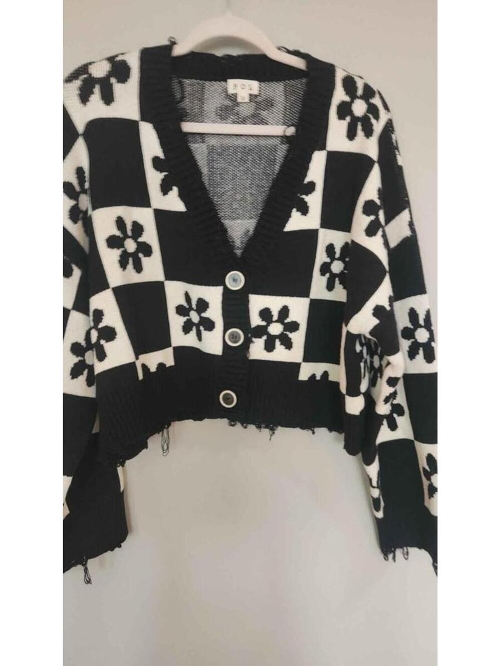 POL Checkerboard & Daisy Tight Knit Chenille Distressed V-Neck Cropped Cardigan